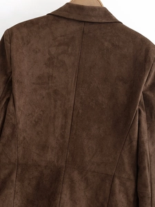 Détail du dos d'un blazer vert olive montrant la texture premium du tissu en daim