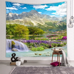 Detailansicht Wandteppich mit Naturlandschaft, Schneebergen und lila Blumenfeldern auf Weiß
