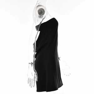 Vue latérale de la mini-robe noire bustier sur mannequin transparent montrant le tissu