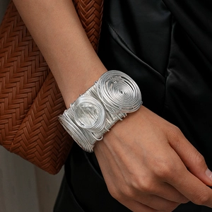 Vue détaillée du bracelet multicouche en métal argenté enroulé sur le poignet