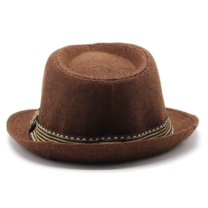 Détail d'un chapeau trilby marron avec ruban rayé et boucle en métal vintage