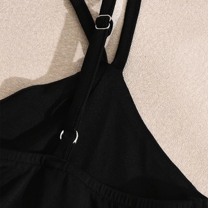 Détail de bretelles réglables noires avec boucle en métal sur un tissu en maille