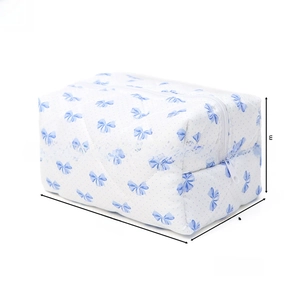 Quilted white toiletry bag with blue bow prints, dimensions 17.5x10.5x10.5 cm