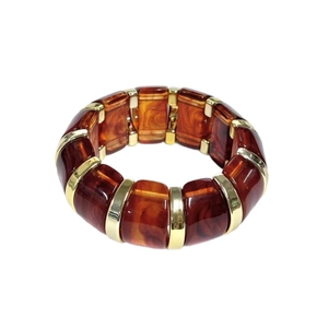 Gros plan d'un bracelet en résine ambrée à motifs écailles de tortue et accents dorés