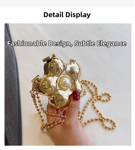 Détail du mini sac fleur doré avec perle centrale et bandoulière en chaîne élégante