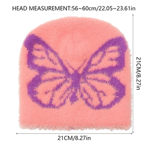 Vista dettagliata con dimensioni del berretto rosa sfocato con motivo a farfalla viola