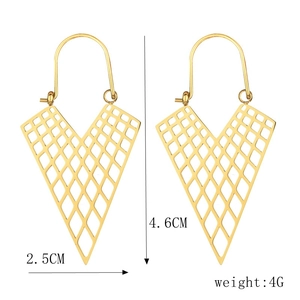 Détail de boucles d'oreilles dorées géométriques en forme d'éventail avec dimensions