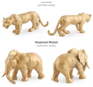 Vista dettagliata di figurine di animali dorati con texture di leopardo ed elefante