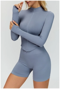 Détail de l'ensemble de yoga gris bleu sans couture avec texture côtelée et passe-pouces