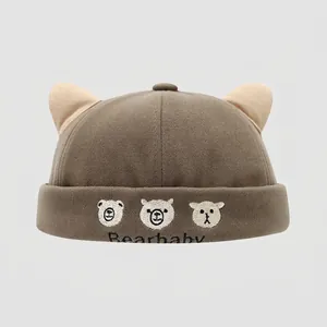 Dettaglio ricamo orsetti e testo Bearbaby su cappellino in cotone per neonati 1-3 anni