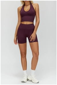 Détail de l'ensemble de sport côtelé sans couture avec haut en V et short de fitness taille haute