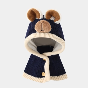 Dettaglio cappuccio a maglia blu navy con orecchie di orso e bottoni gialli