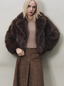 Court manteau élégant en fausse fourrure marron avec jupe à carreaux pour l'automne