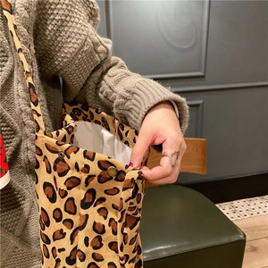 Detalle del bolso tote de pana con estampado de leopardo y cierre de botón de presión metálico