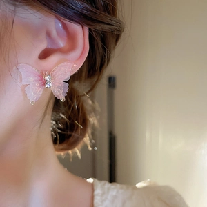 Détails de boucles d'oreilles papillon rose translucide avec des cristaux étincelants
