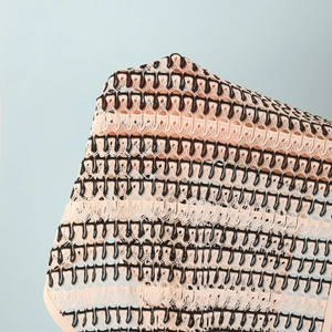 Gros plan détaillé sur le mesh noir et la texture du tissu composite beige doux