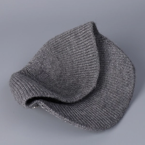 Vue détaillée du bonnet en maille gris foncé avec texture côtelée fine et finition premium
