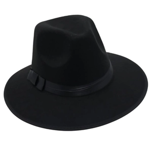 Vue détaillée du chapeau fedora en feutre noir avec son ruban décoratif assorti classique