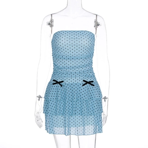 Détail de la robe en tulle bleu clair à pois avec nœuds noirs et volants superposés