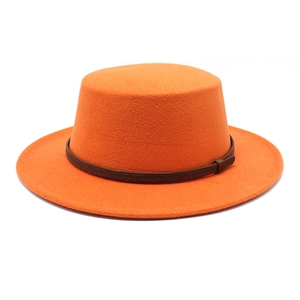 Chapeau boater en laine orange avec ruban en cuir marron à motifs géométriques