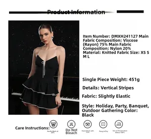 Détail de la robe noire en maille montrant la texture viscose et l'ourlet volanté