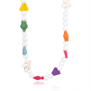 Détail de perles colorées et breloques d'animaux sur un collier de perles baroque