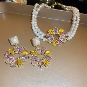 Französisches Vintage-Schmuckset aus Perlen mit bunten floralen Tropfenanhängern
