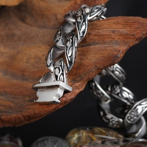 Bracciale vintage in acciaio con rilievo floreale e gemma nera incastonata