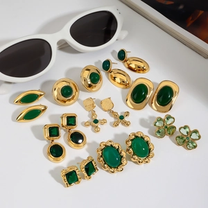 Collection de boucles d'oreilles vintage dorées avec pierres vert émeraude profondes