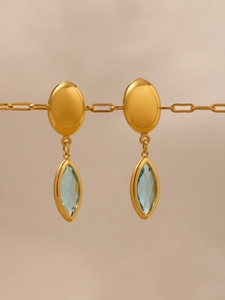 Détail des boucles d'oreilles plaquées or 18K avec cristal bleu clair de taille marquise