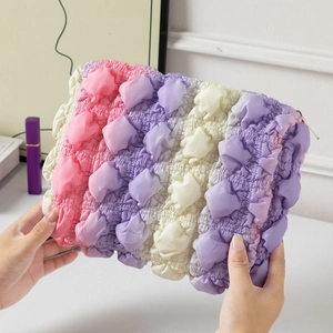 Süße pastellfarbene Kosmetiktasche mit bunter Bubble-Textur und großem Stauraum