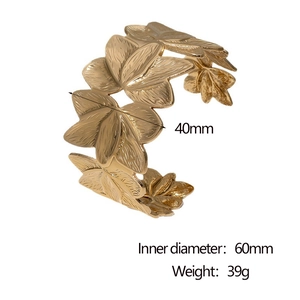 Détail du bracelet feuille en or 18K montrant la largeur de 40mm et le diamètre de 60mm