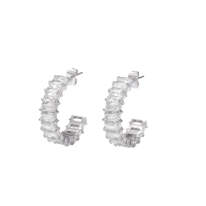 Boucles d'oreilles créoles en argent en forme de C avec des pierres en zircone claires