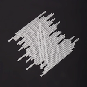 Détail macro de pailles de gonflage de 8 cm pour ballons en aluminium sur fond noir