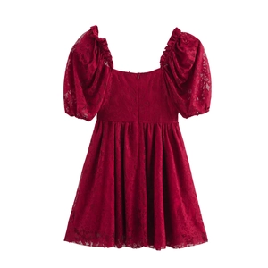 Robe courte élégante en dentelle rouge avec manches bouffantes et col carré