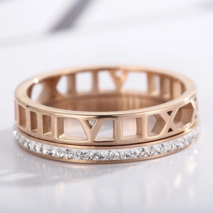 Bague en or rose avec chiffres romains et oxydes de zirconium, design minimaliste deux-en-un