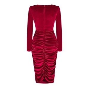 Vue détaillée de la robe en velours rouge plissée avec fermeture éclair invisible
