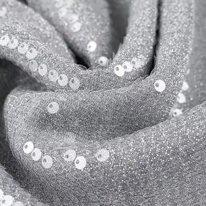 Elegantes rückenfreies silbernes Pailletten-Neckholder-Kleid mit schimmerndem Metallic-Finish