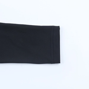 Détail de la manche noire montrant la couture à double aiguille de haute qualité sur le tissu