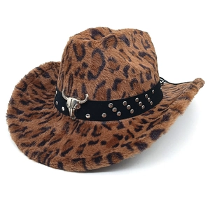 Vue détaillée d'un chapeau de cowboy léopard avec texture peluche et crâne de taureau argenté