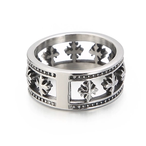 Bague pour homme en acier titane avec motif de croix ajouré et bordure perlée