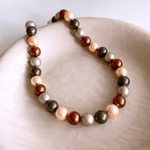 Französische Vintage-Perlenkette mit bunten Perlen in einer Keramikschale