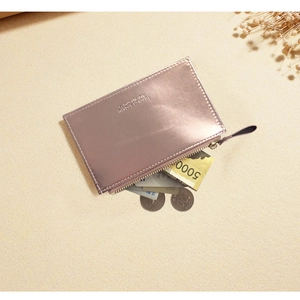 Dettaglio del porta carte sottile rosa metallizzato con cerniera e finitura laser