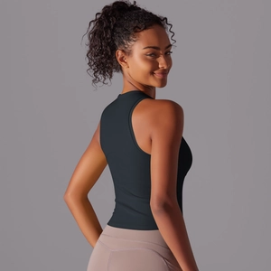 Vue détaillée du débardeur de sport et legging de yoga extensibles sur un mannequin pro