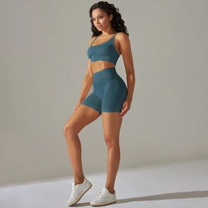 Dettaglio del set sportivo blu pavone senza cuciture con trama in maglia traspirante