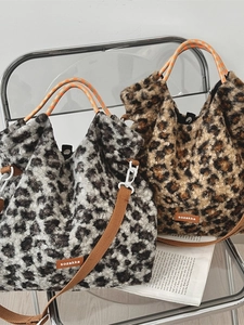Sac Fourre-Tout En Peluche À Imprimé Léopard Fausse Laine D'Agneau Grande Capacité Sac Bandoulière Avec Poignées Tissées