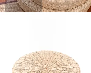 Detailed macro view showing the thick hand-woven straw texture of the round zabuton cushion