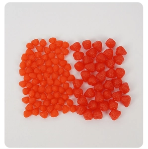 Detalle macro de dijes de fresa en miniatura de resina para manualidades y accesorios DIY