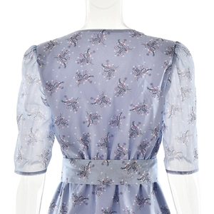 Vue arrière d'une robe en mousseline fleurie bleu clair avec col en V et ceinture
