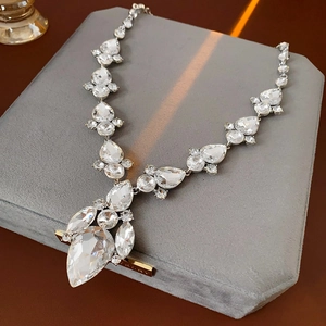 Dettaglio della collana in cristallo argentato su scatola porta gioie in velluto grigio